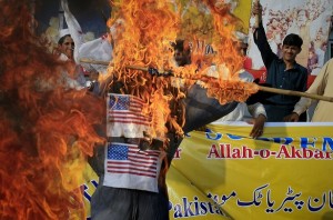 Supporters of the Pakistan Patriotic Movement burn an effigy of the Chairman of the Joint Chiefs of Staff Admiral Mike Mullen during an anti-America protest in Peshawar September 30, 2011. About 40 activists gathered to march on the street to protest on Friday, a day after political leaders joined in rejecting U.S. accusations that Islamabad was supporting militants. REUTERS/Khuram Parvez    (PAKISTAN - Tags: CIVIL UNREST POLITICS RELIGION) - RTR2S1WW