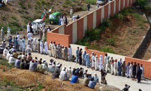 Tribesmen line up to cast their vote outside a polling station for the first provincial elections in Jamrud, a town of the Khyber Pakhtunkhwa province on July 20, 2019. - Pakistan's tribal areas held their first ever provincial elections on July 20 amid high security, a key step bringing the northwestern region into the political mainstream after years of turmoil fuelled by militancy. (Photo by ABDUL MAJEED / AFP)