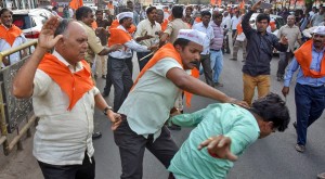 Bengaluru: People of Lingayat and  Veershaiva Community clashes with each other after Karnataka Government announce the Separate Lingayat religion in Kalburgi on Monday. PTI Photo(PTI3_19_2018_000142B)